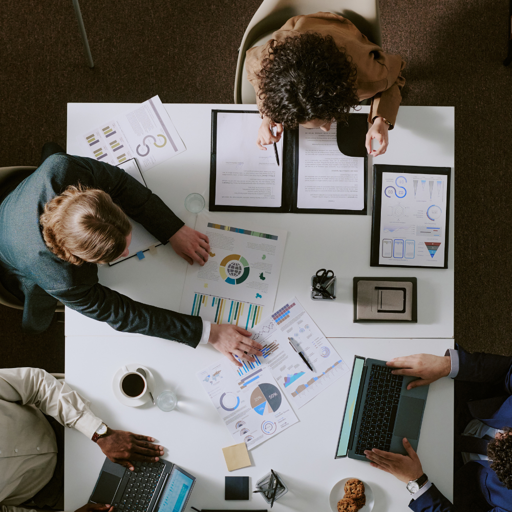 Équipe en réunion travaillant sur une stratégie de projet