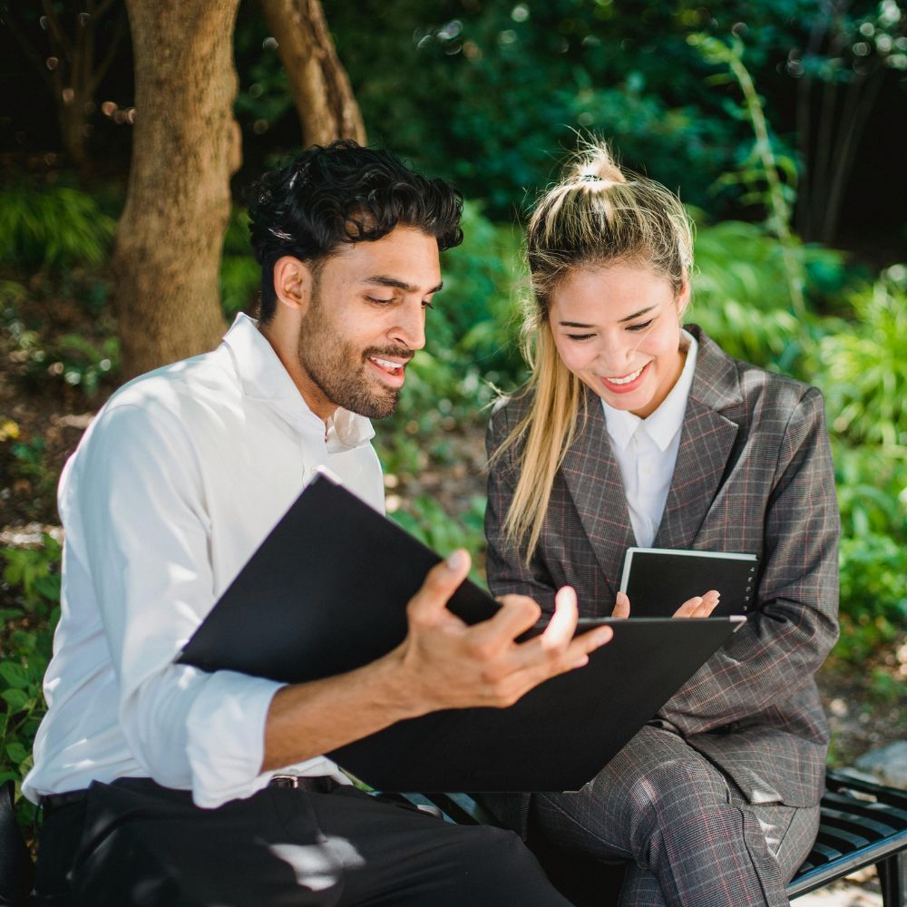 Accompagnement personnalisé lors d’une discussion de travail.
