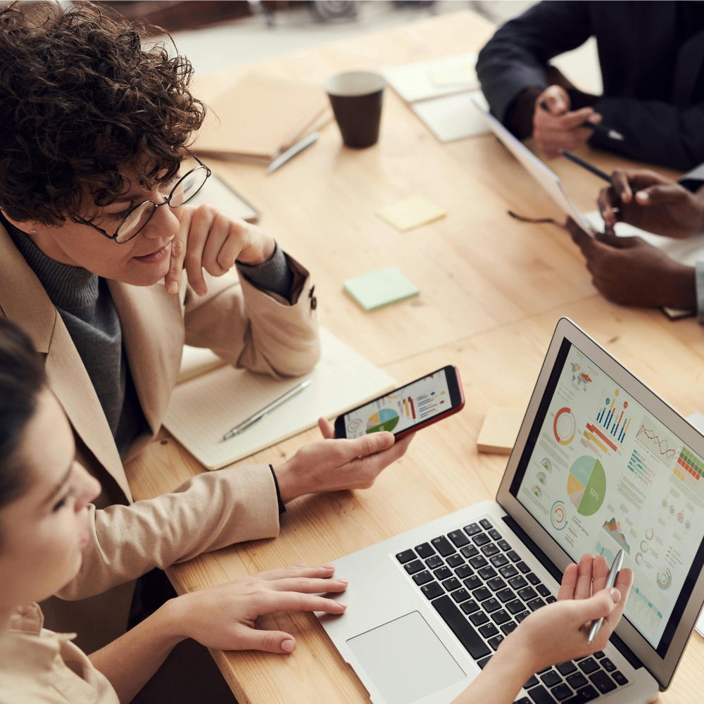 Accompagnement personnalisé lors d’une discussion de travail.