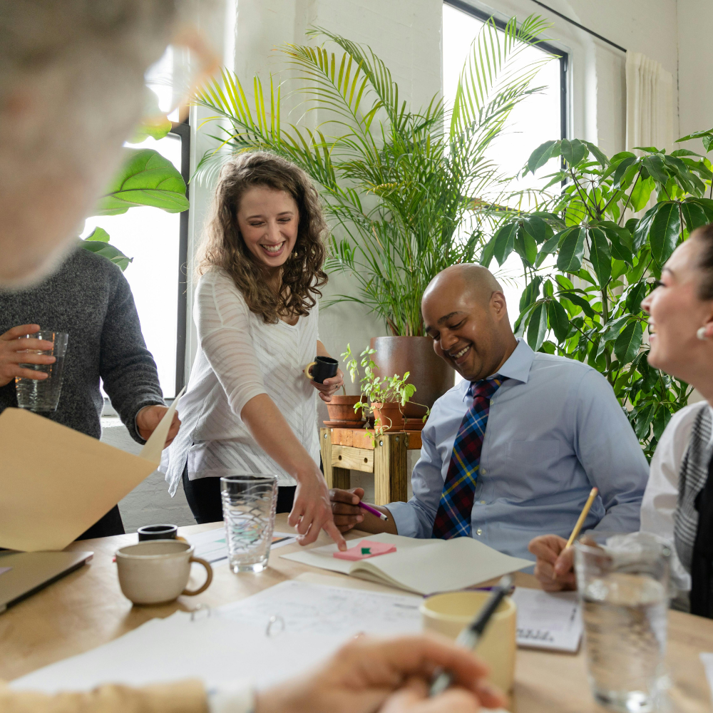 Équipe en réunion travaillant sur une stratégie de projet